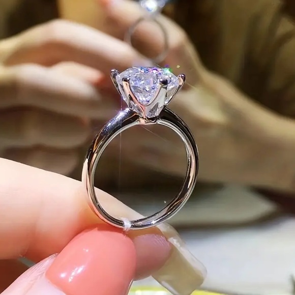 Classic 6-Prong Zircon Ring Luxury Engagement
Wedding Ring - Picture 1 of 8